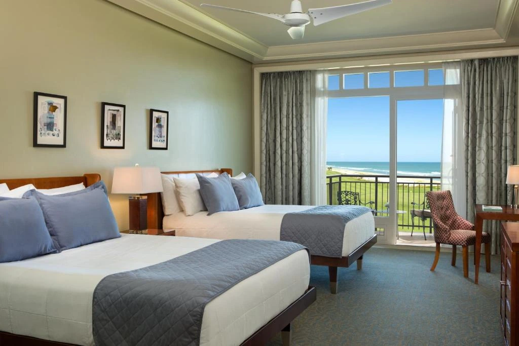 Family Resorts In Florida With A Water Park on Beach.