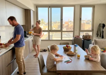 budget-family-accommodation-booking-tips.webp