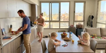 budget-family-accommodation-booking-tips.webp